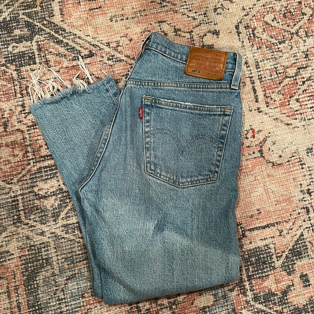 High waisted form fitting distressed Levi jeans